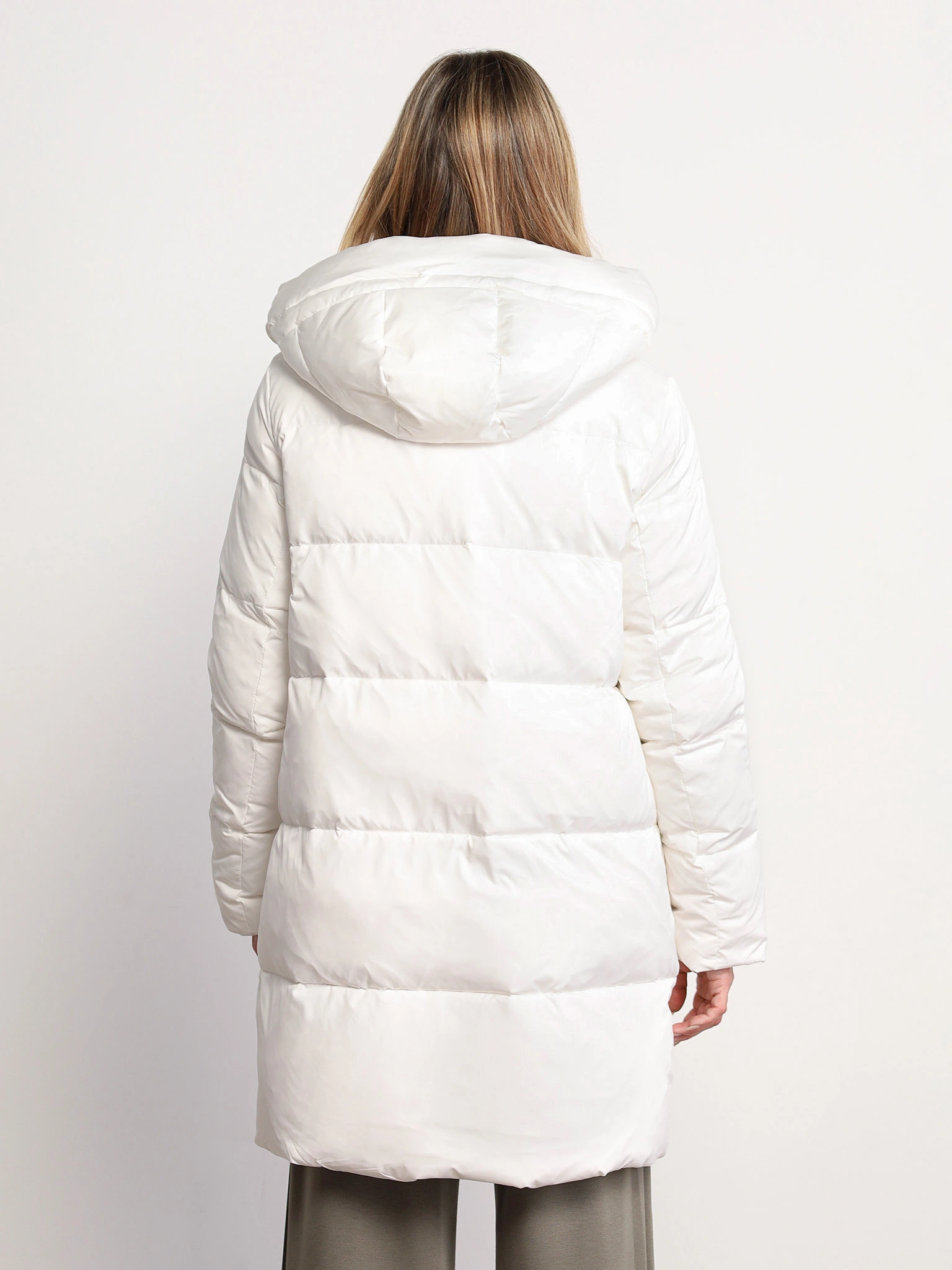 Пуховик белого цвета с капюшоном